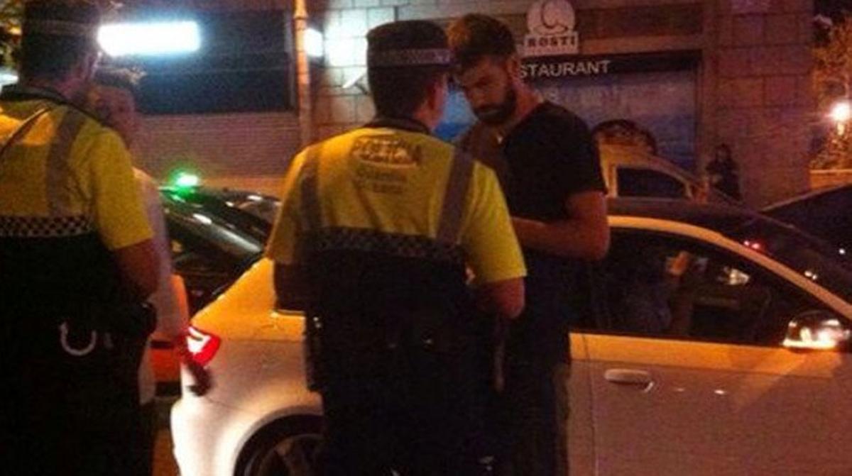 Gerard Piqué, amb els agents de la Guàrdia Urbana que el van denunciar diumenge a la matinada. Gerard Piqué, amb els agents de la Guàrdia Urbana que el van denunciar diumenge a la matinada.