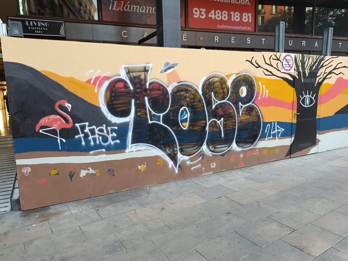 Barcelona elimina más de 57.000 pintadas en seis meses. Lo explica la primera teniente de alcalde de Barcelona, Laia Bonet. En la foto, un grafiti pintado sobre el mural que vecinos y menores del Gòtic dibujaron en la plaza Vila de Madrid, en Barcelona.