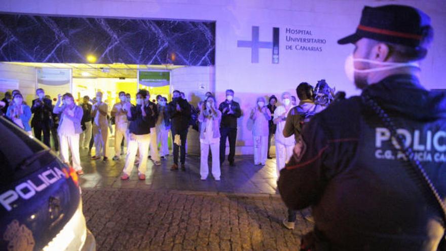 Homenaje a los sanitarios que trabajan en el HUC.