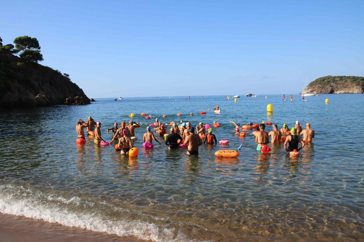 Les imatges de la nedada per reclamar més protecció pels nedadors de la Costa Brava Les imatges de la nedada per reclamar més protecció pels nedadors de la Costa Brava