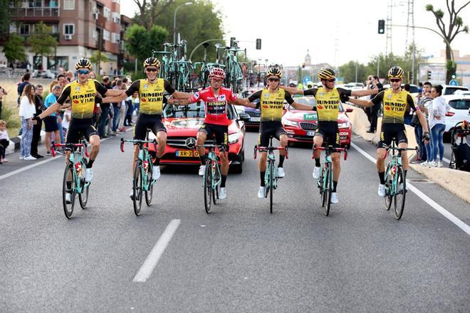 El ciclista esloveno del equipo Jumbo-Visma, Primôz Roglic (c1), celebra con su equipo tras coronarse como ganador de La Vuelta a España 2019, en la vigésimo primera y última etapa que ha salido de Fuenlabrada y con meta en Madrid.