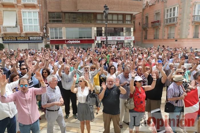 Cientos de personas protestan frente al Ayuntamiento de Cartagena por el pacto entre PP, PSOE y Cs