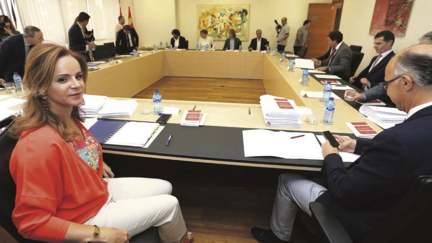 Silvia Clemente preside la Mesa de las Cortes