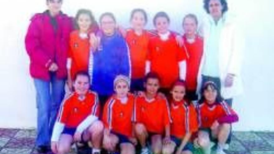 El equipo alevín femenino de fútbol sala de Arroyo de San Serván