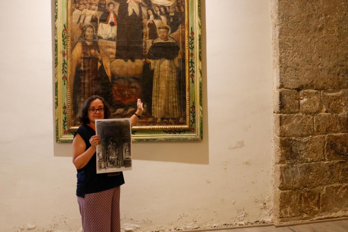 L'activista cultural Montserrat Riu ensenyant l'espai on probablement s'exposava el retaule barroc del Roser