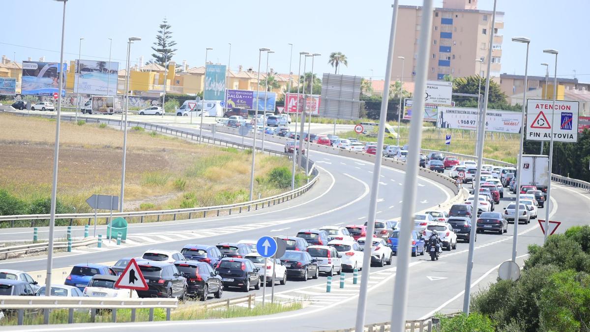 Atasco en la carretea que va para el Mar Menor.