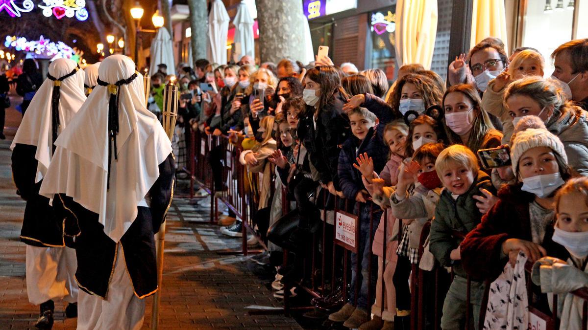 Niños y niñas en la cabalgata de reyes en Dénia