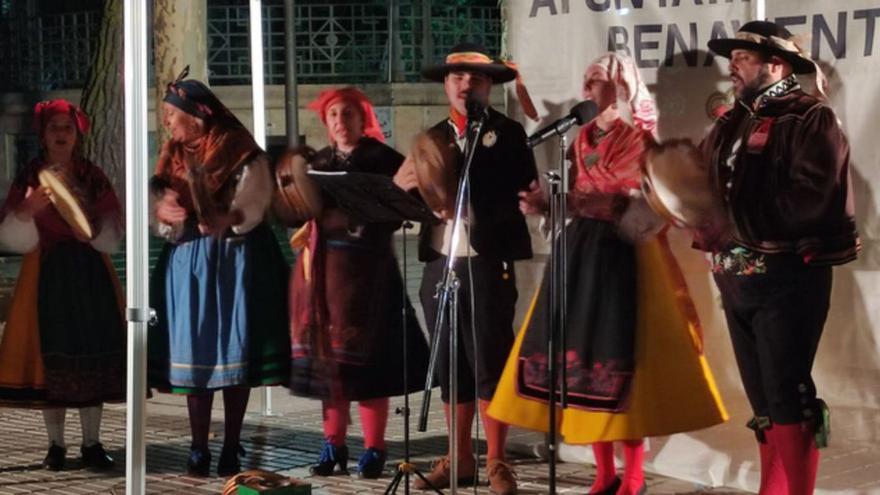 Música, recital de poesía o el cuentacuentos de Charo Jaular, atractivos para visitantes de la Feria del Libro de Benavente