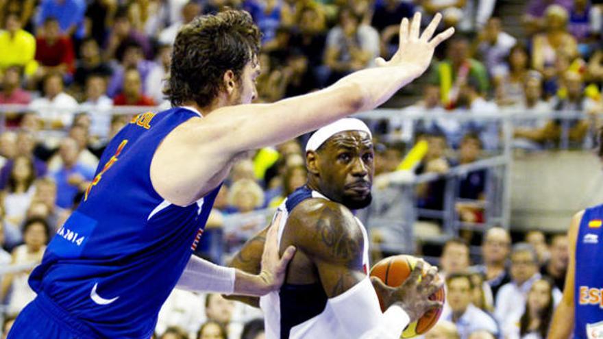 Pau Gasol intenta frenar a Lebron James.