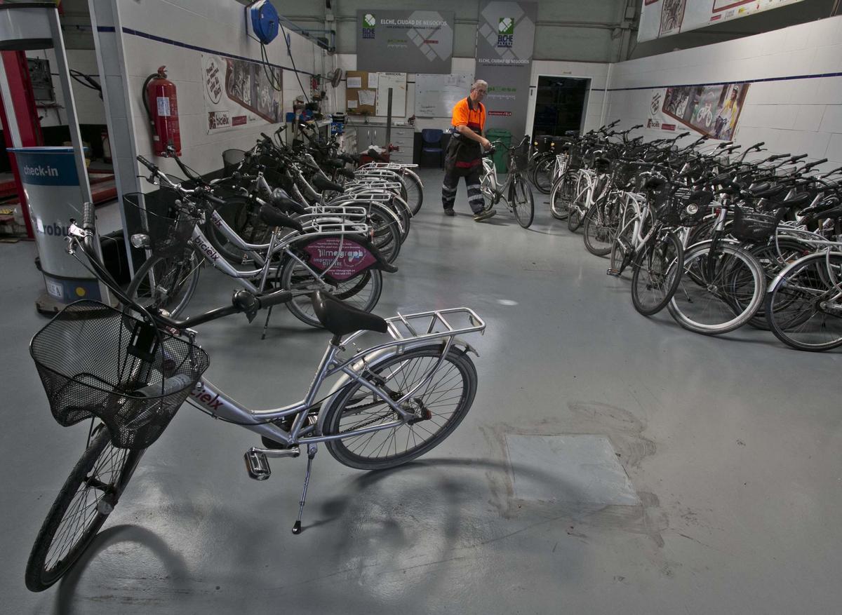 Taller de BiciElx, en imagen de archivo, donde se procede al mantenimiento de las 750 bicis