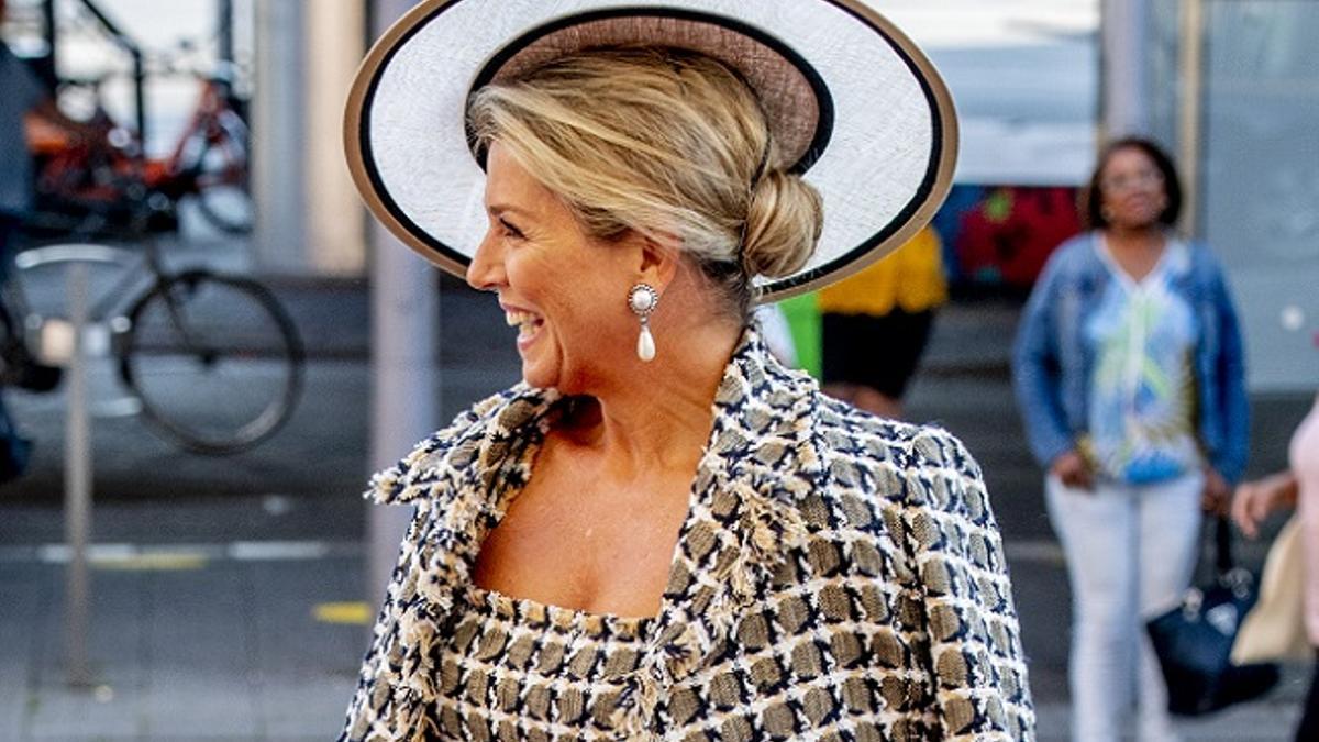 El look de la reina Máxima de Holanda con tocado de la diseñadora Bettina Thomas