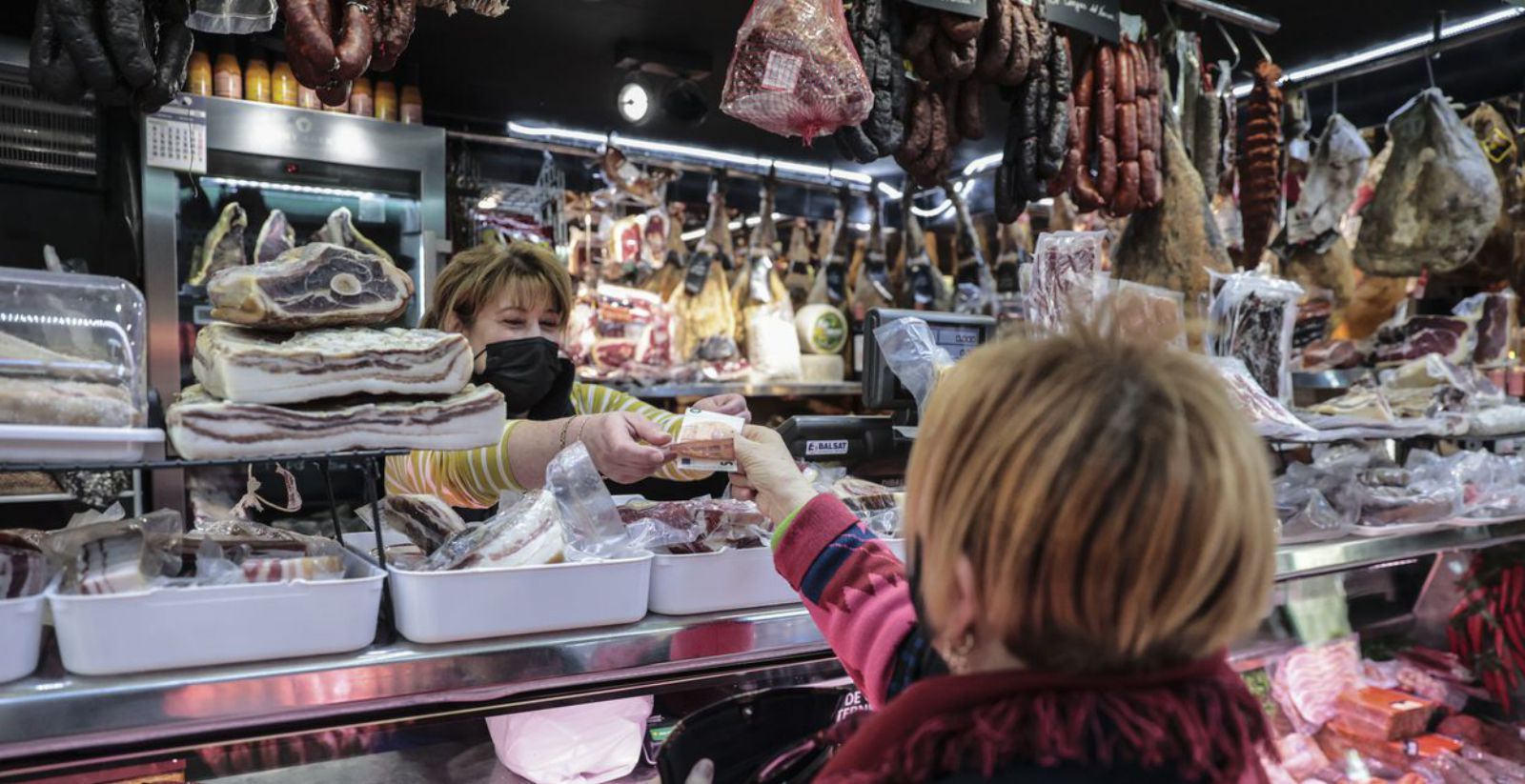 Una compra en el mercado del Fontán.