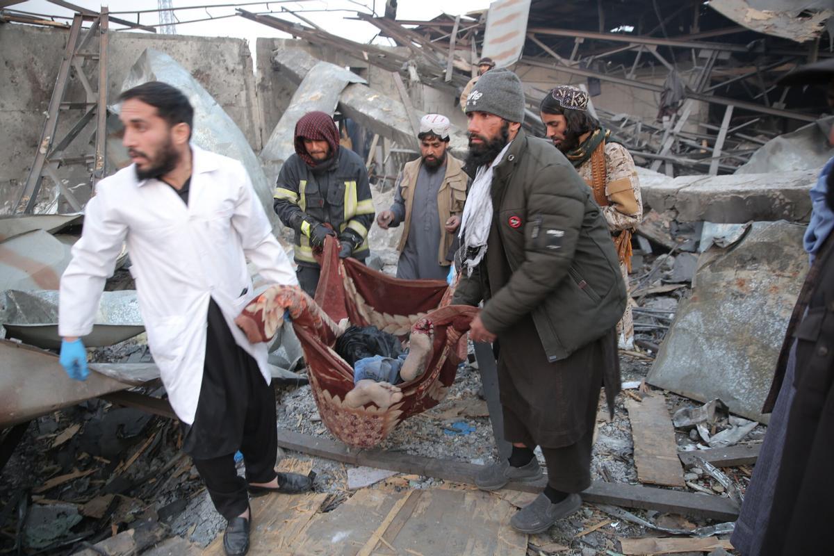 Las víctimas de los presuntos ataques aéreos pakistaníes en Kabul son evacuadas.