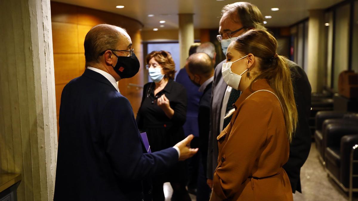 El presidente, Javier Lambán, conversando con Maru Diaz