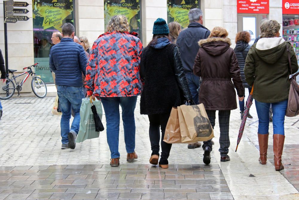 Mucha actividad en los comercios de Málaga en el primer día de compras con descuentos extraordinarios