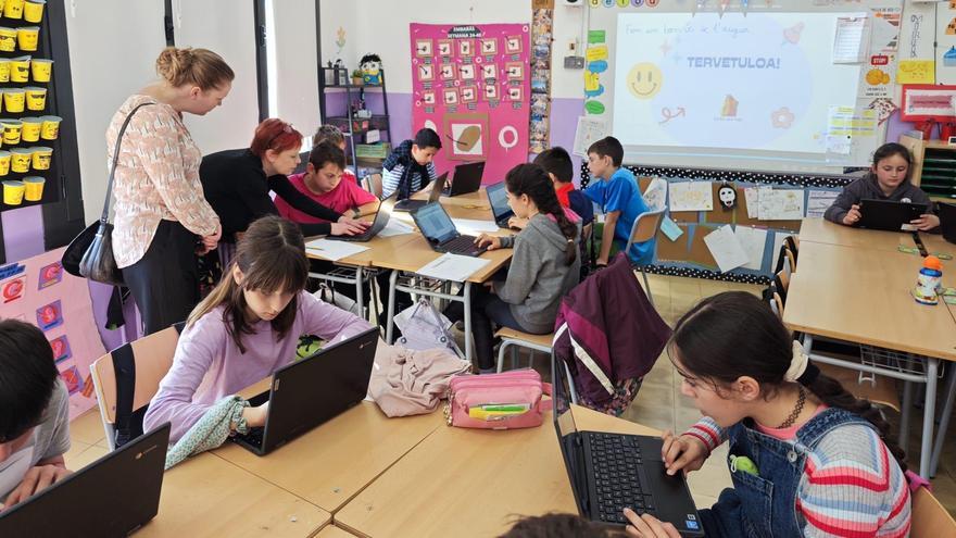 Docents de Finlàndia fent 'job shadowing' a l'aula de 6è de l'escola Sant Marc