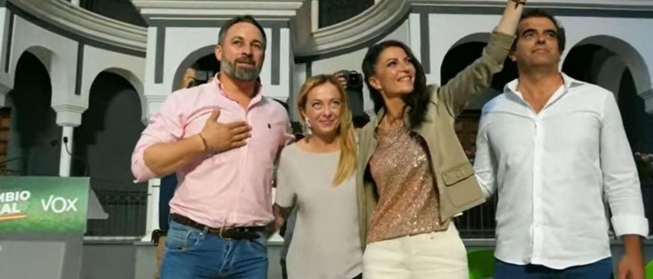 Abascal, Meloni y Olona, durante el acto de cierre de campaña de Vox en Andalucía. | NOMBRE FEQWIEOTÓGRAFO