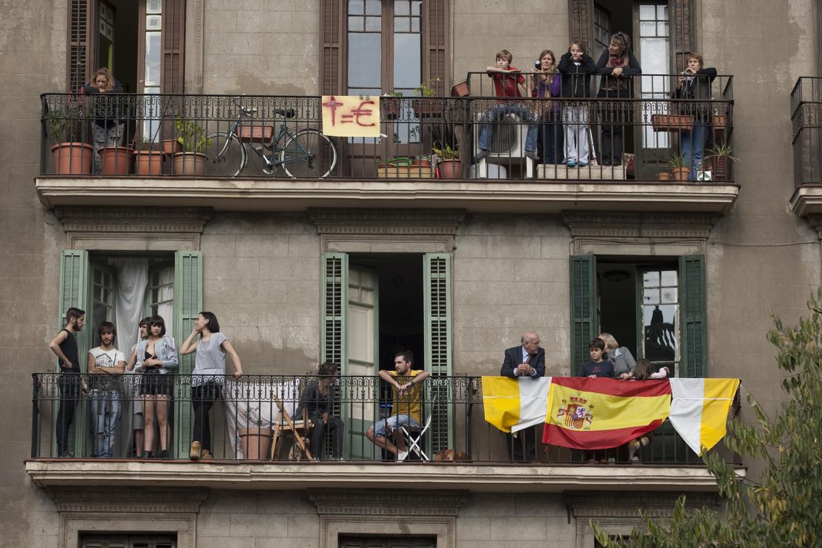 Balcones engalanados junto a la Sagrada Família, el 7 de noviembre de 2010, cuando el papa Ratzinger consagró la basílica