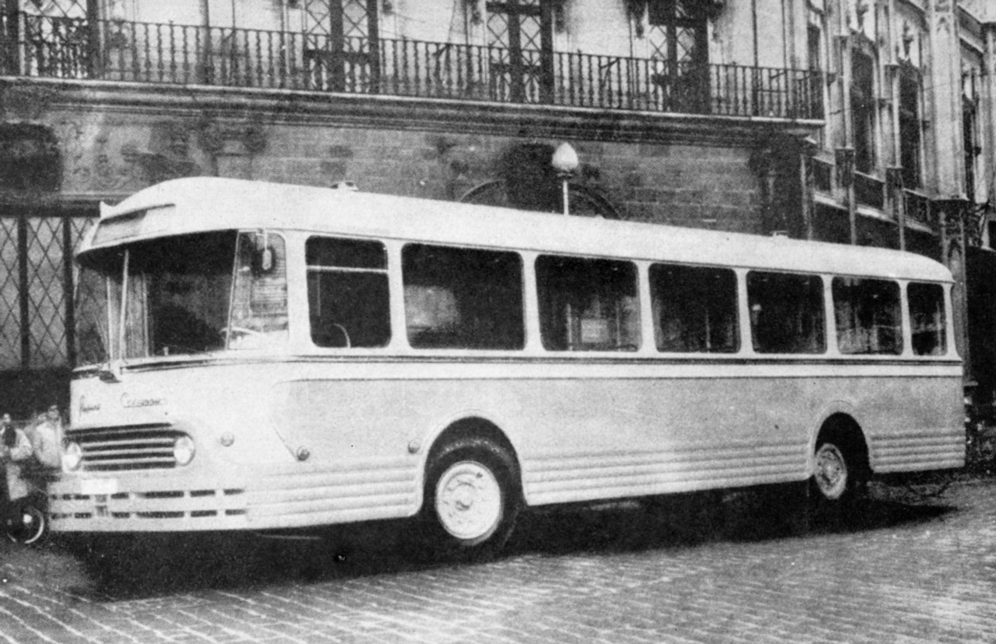1956 A 1960 - PRIMEROS AUTOBUSES - LLEGADA AL PUERTO