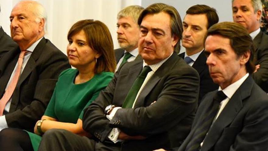 José María Aznar, a la derecha, y a la izquierda la presidenta del PP de la Comunidad, Isabel Bonig, ayer.