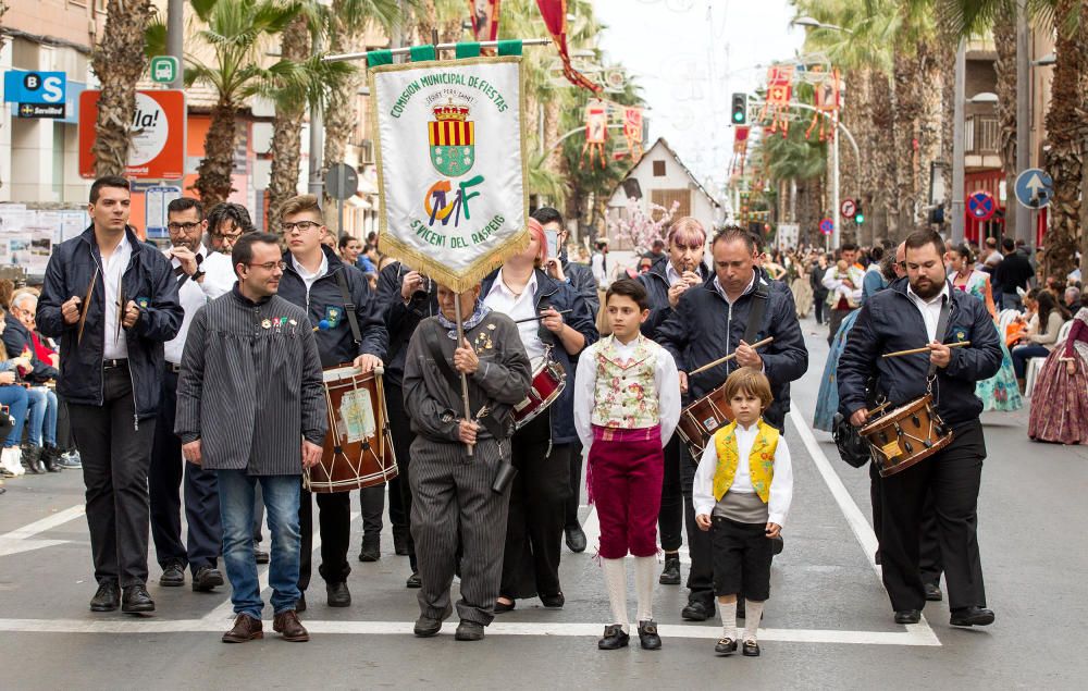 Los bailes y los trajes de los componentes de las comparsas llenaron la calle Alicante y la avenida Ancha de Castelar de colorido y originalidad.