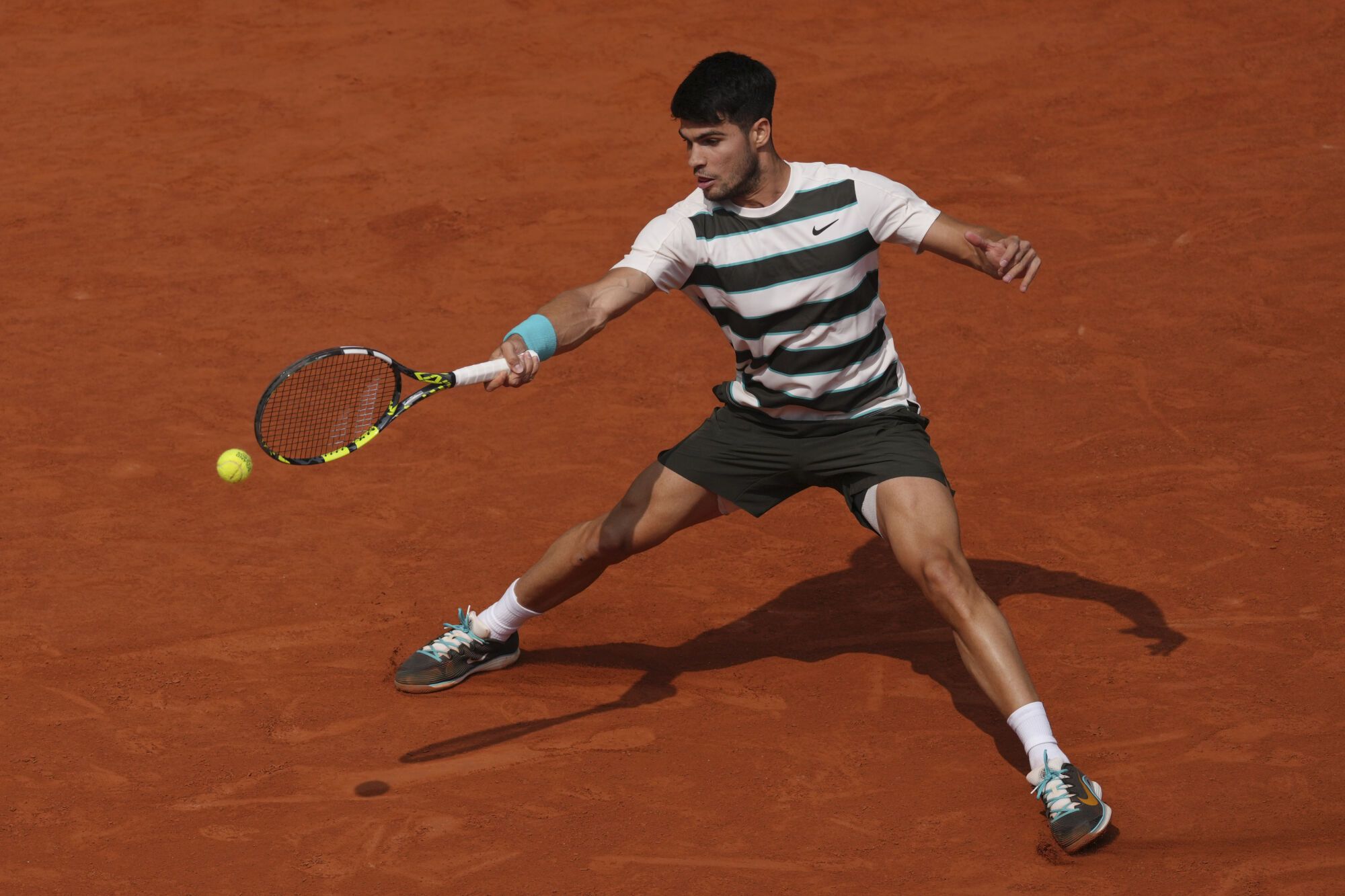 Spain's Carlos Alcaraz returns to Italy's Jannik Sinner during the final match of the French Tennis Open at the Roland-Garros in Paris, Sunday, June 8, 2025. (AP Photo/Aurelien Morissard)