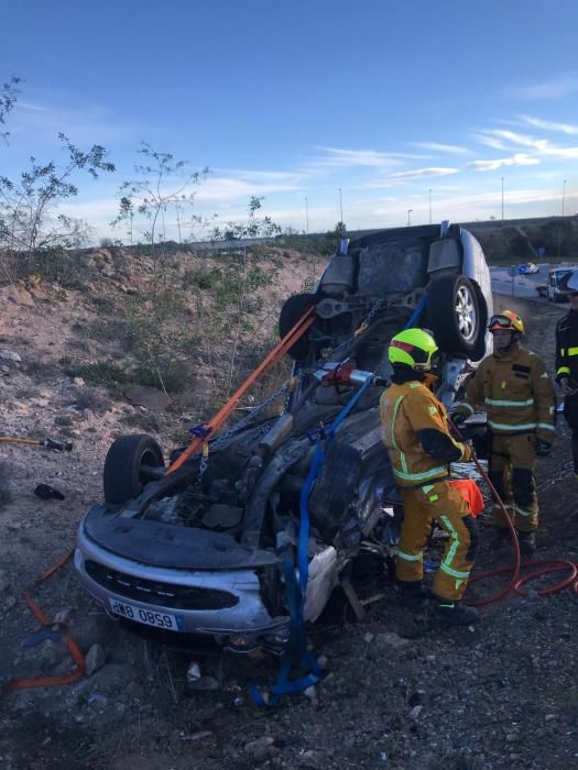 Imágenes de las tareas de rescate del conductor en el accidente de la CV-95