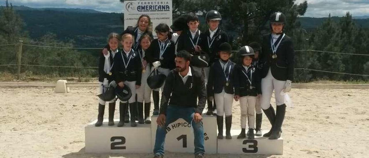 Triunfos del club hípico Juan Oliveira  |  Jinetes del club hípico Juan Oliveira, de Lalín, obtuvieron cinco premios en el concurso de doma clásica celebrado en el Club Hípico Coles. Anabel Leiva, en nivel I, y Verónica Presas, en el nivel II, se llevaron dos oros y dos platas en el XII Campeonato Provincial de Ourense y la III Liga Interclub Sureste, respectivamente. Por su parte, Martín Díaz se llevó el bronce en la categoría AP Gallega de la Liga. El club, que desde febrero está presidido por Natalia García, organizará el 7 de este mes una jornada de puertas abiertas, desde las 16.00 a las 20.00 horas.