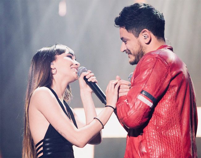 Aitana Ocaña y Luis Cepeda cantando a dúo en el concierto de 'Operación Triunfo' en Coruña