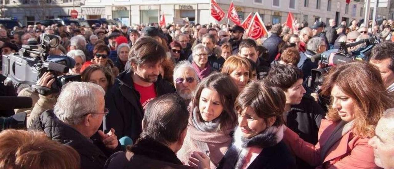 Protesta en favor del incremento de las pensiones, ayer frente al Congreso // FdV