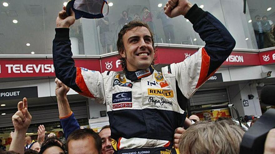 Fernando Alonso celebra un triunfo en su etapa de Renault.