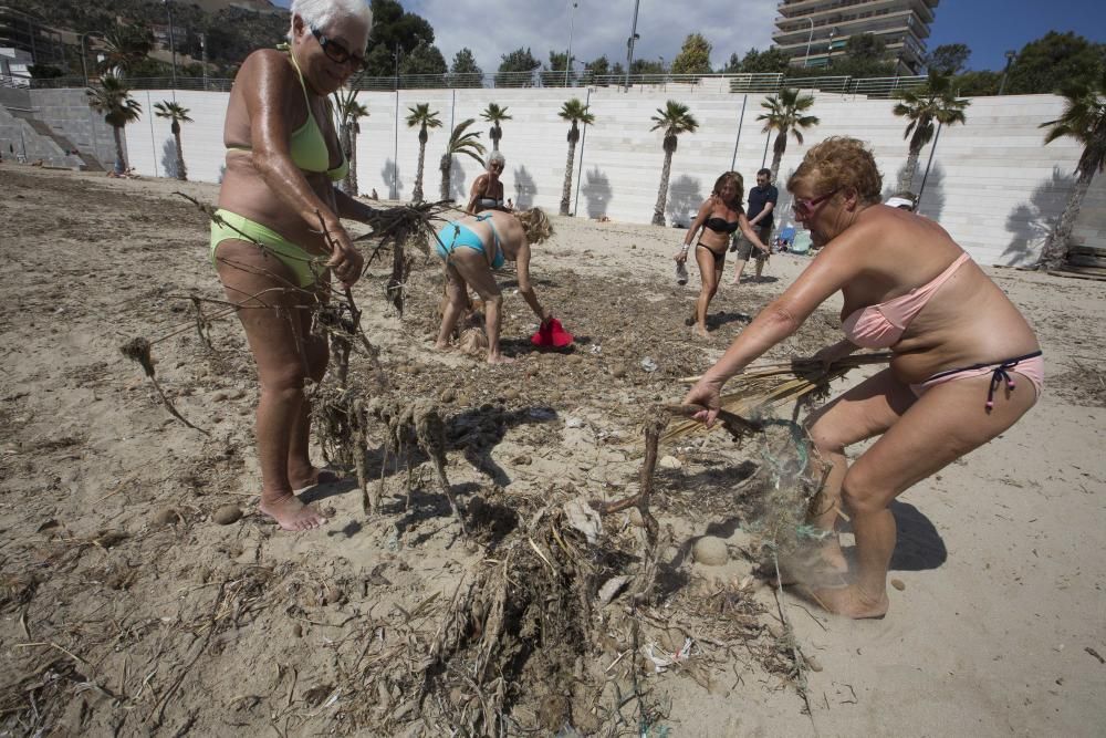 Suciedad en la playa de la Albufereta tras la riada