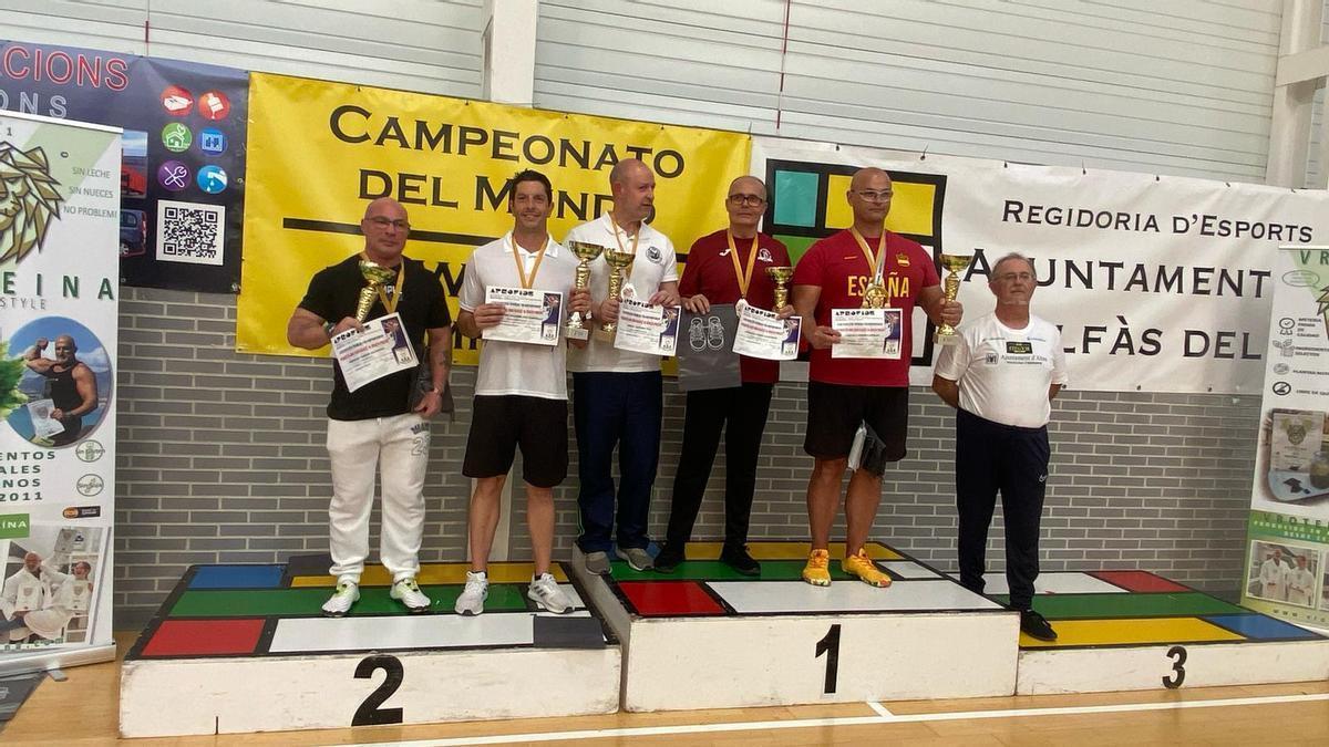 Toni Gordó y Jorge Castany, con el título de campeones, y Alejandro Vilches, segundo, en el podio de honor.
