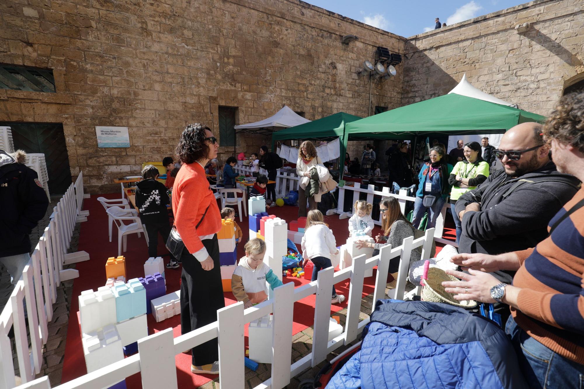 Miles de personas disfrutan de la primera jornada de la Diada de les Illes Balears