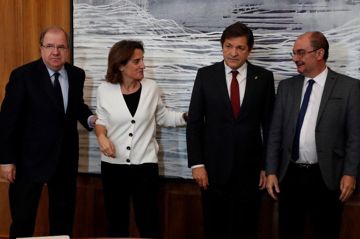 GRAF2442 MADRID, 26/12/2018.- La ministra para la Transición Ecológica, Teresa Ribera,2ºd., posa con los con los presidentes de Castilla y León, Juan Vicente Herrera de Asturias, Javier Fernández y de Aragón, Francisco Javier Lambán ,i-d., tras la reunión hoy en la sede del ministerio para tratar la situación de las zonas afectadas por el cierre de centrales y minas de carbón. EFE/J.J. Guillén