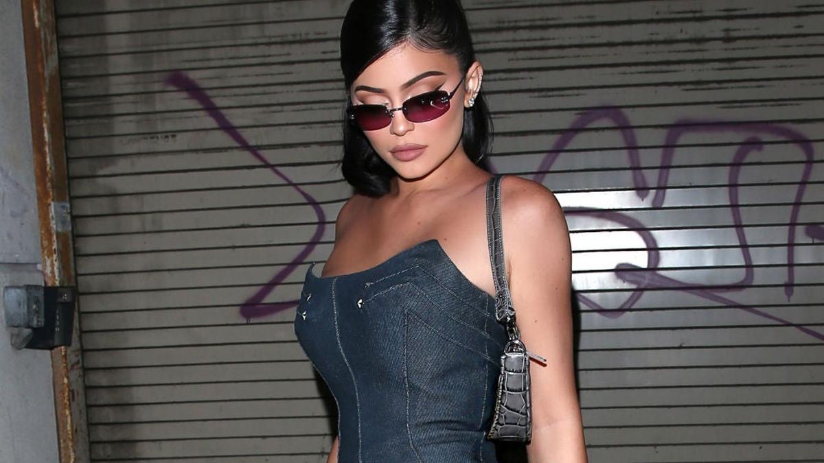 Kylie Jenner con nuestro look favorito de los 90