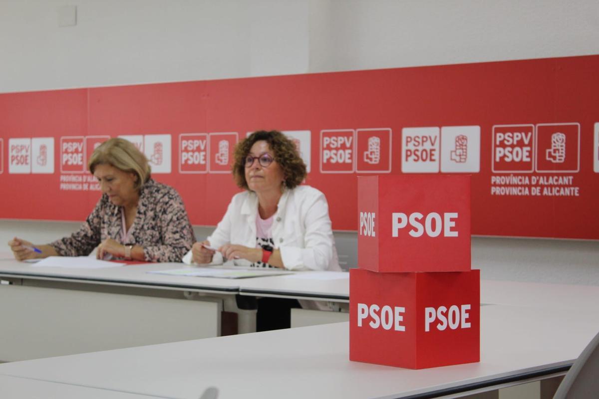 Encarna Llinares y Josefina Bueno, durante la presentación del programa de sanidad socialista