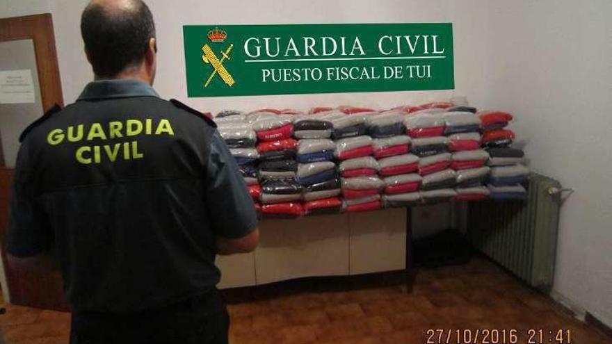 La ropa aprehendida viajaba de Porriño a Madrid. // D. P.