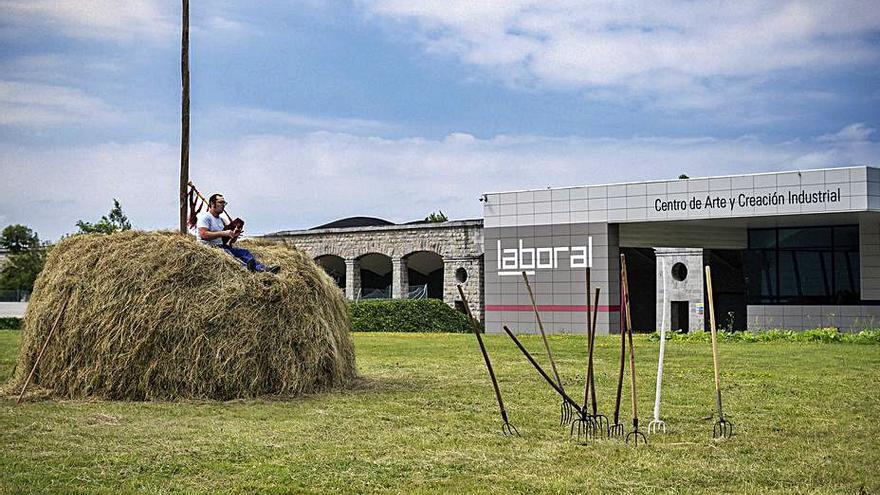 Un gaitero en la vara frente al Centro de Arte y Creación Industrial. 