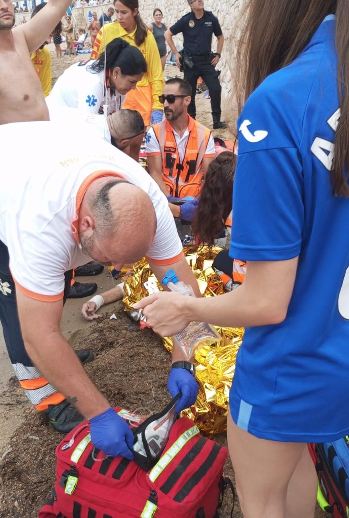 Los servicios sanitarios y los socorristas intentan reanimar al bañista