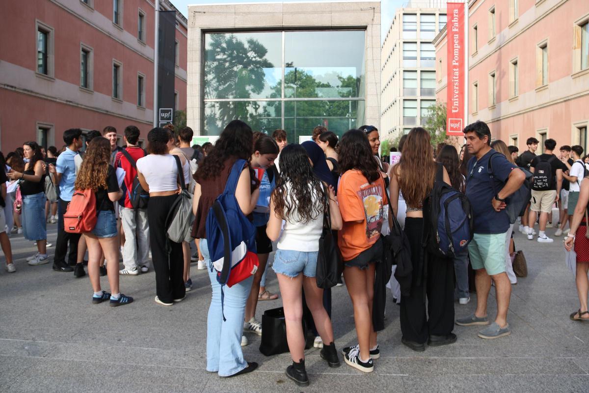 Estudiants, a les portes de la UPF.