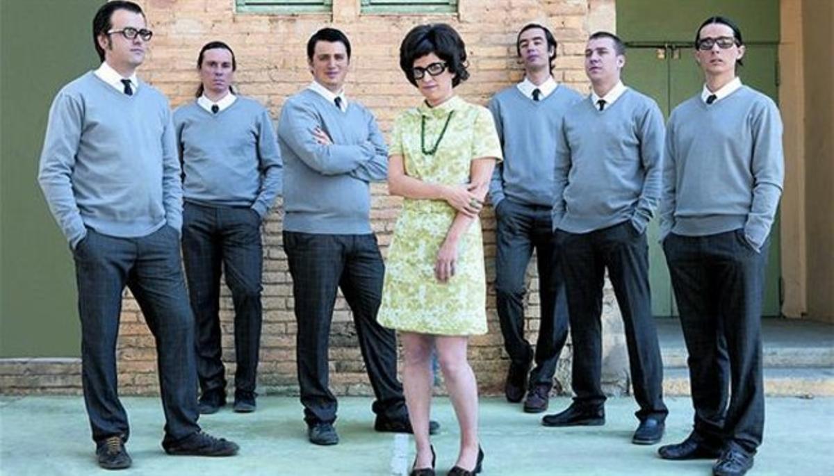 Helena Casas, enmig dels components del seu grup, Angelina i els Moderns. Helena Casas, enmig dels components del seu grup, Angelina i els Moderns.