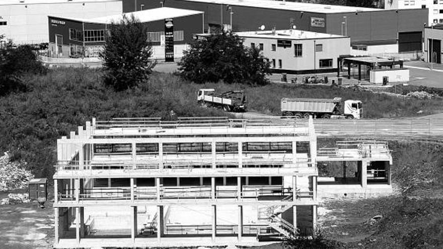 Las obras de la piscina de Caborana, paralizadas desde agosto.