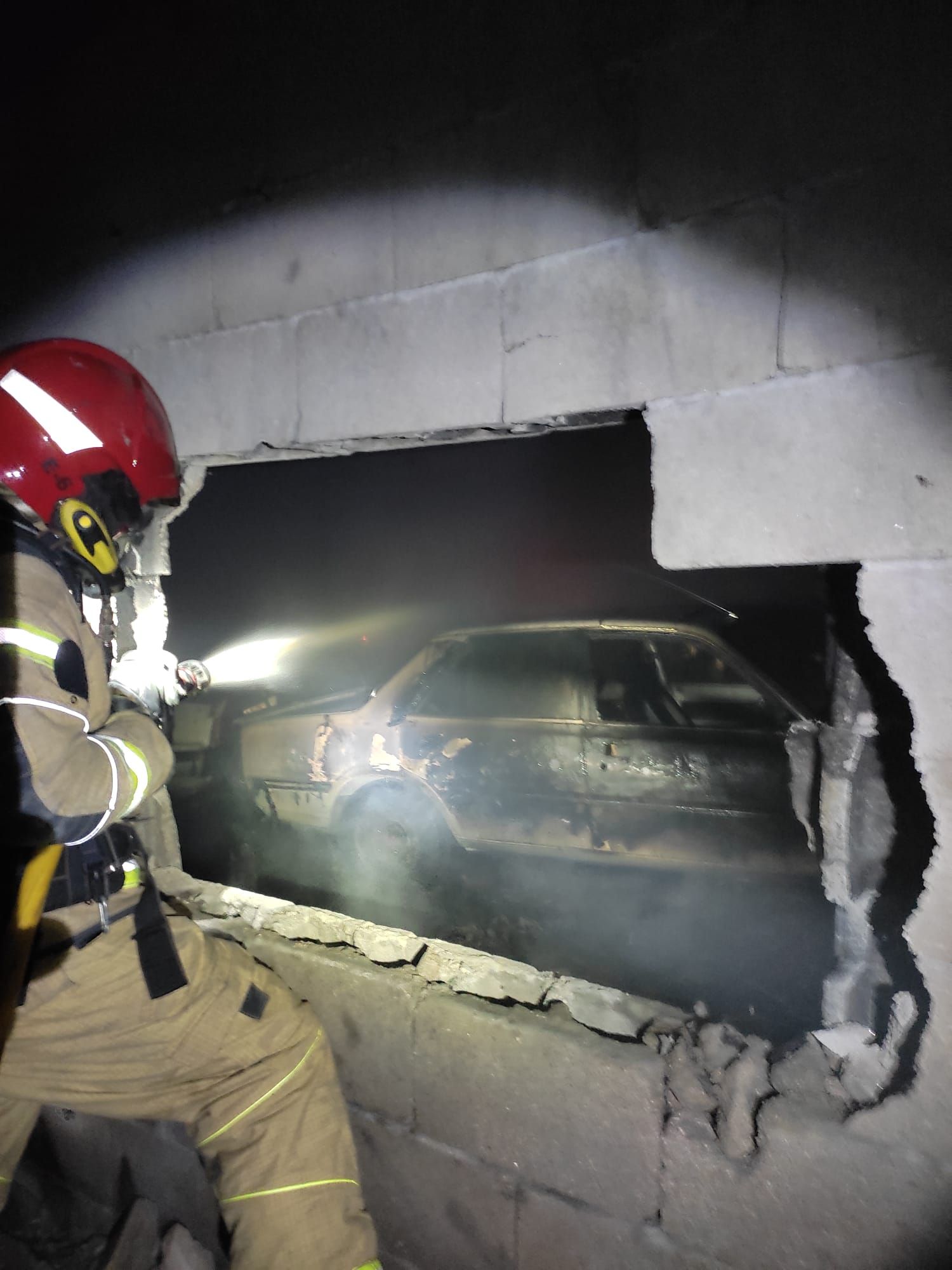 Un incencio calcina una nave industrial en Maianca, en Oleiros