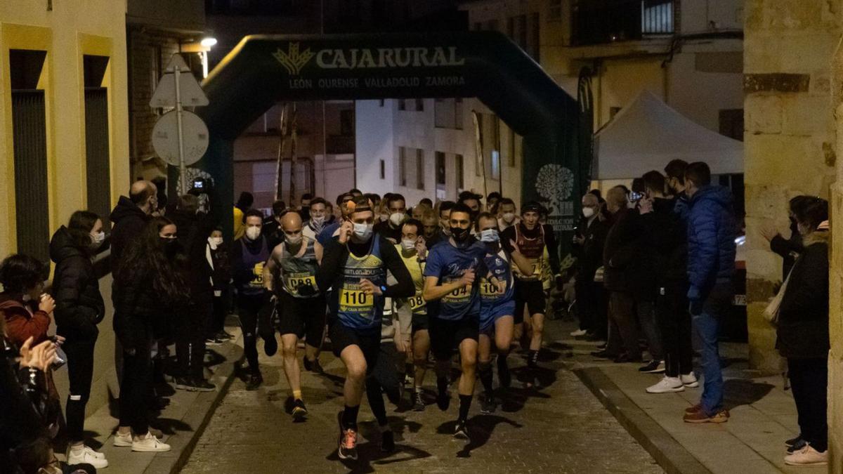 La salida de la carrera absoluta y el podio femenino. / José Luis Fernández