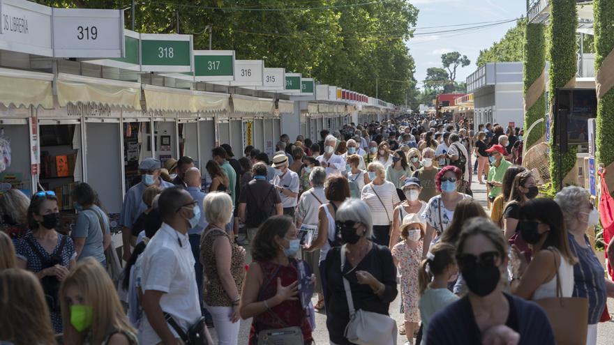 Clientes y paseantes en la pasada Feria del Libro de Madrid.