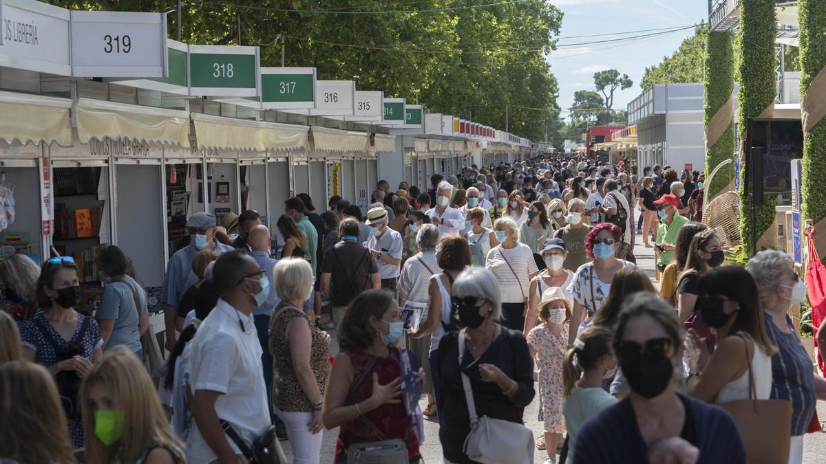 Archivo - Clientes y paseantes en la pasada Feria del Libro de Madrid