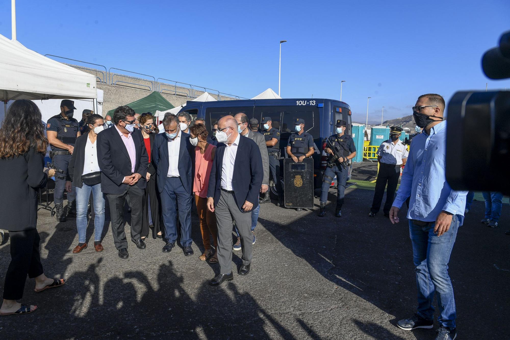 Escrivá visita el muelle de Arguineguín