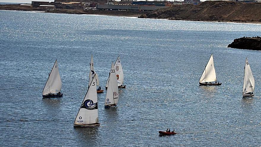 Botes y barquillos en la bahía