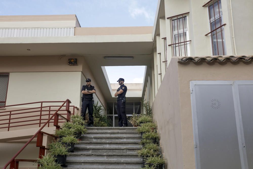 El colegio Anselm Turmeda de Palma, tomado por la Policía